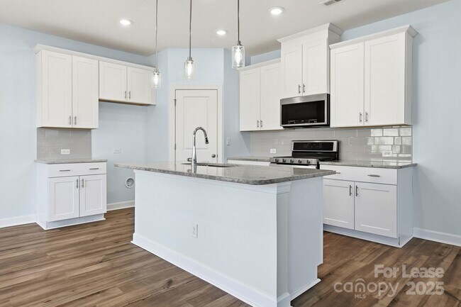 Building Photo - 3909 Woodland View Dr