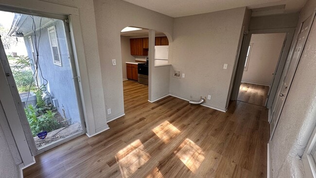 Building Photo - $1050 - 3 bed 1 bath - Single Family Home ...