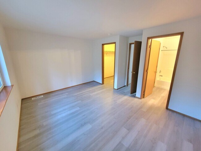 Building Photo - 2804 Pine Rd NE