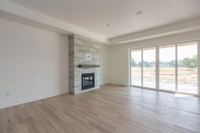Building Photo - Luxury Townhome in Quiet Neighborhood