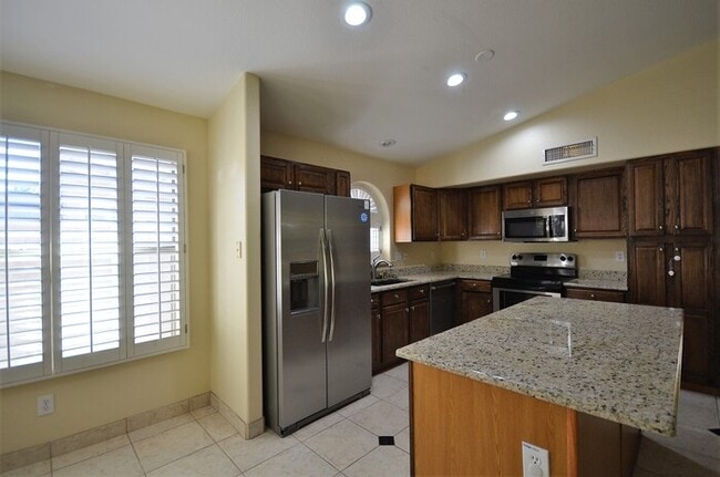 Building Photo - 1108 E Betsy Ln