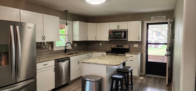 Building Photo - Woodland Hills