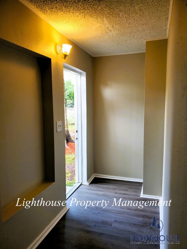 Building Photo - NEWLY RENOVATED 3 bed/2 bath!