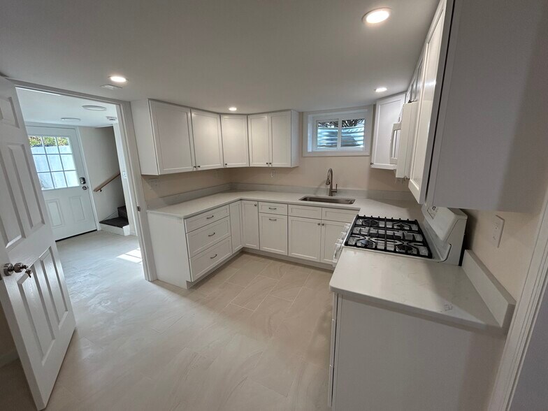 Kitchen - 90 Havemeyer Ln