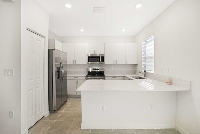Building Photo - Brand new Townhome 3/2.5  Maximum 2 Cars