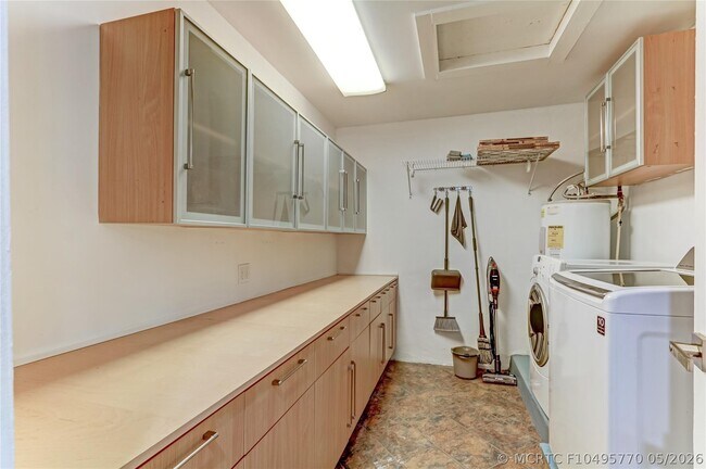 Building Photo - 16643 Redwood Way