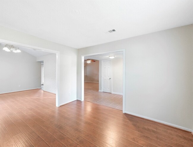 Building Photo - 817 Willow Creek Dr