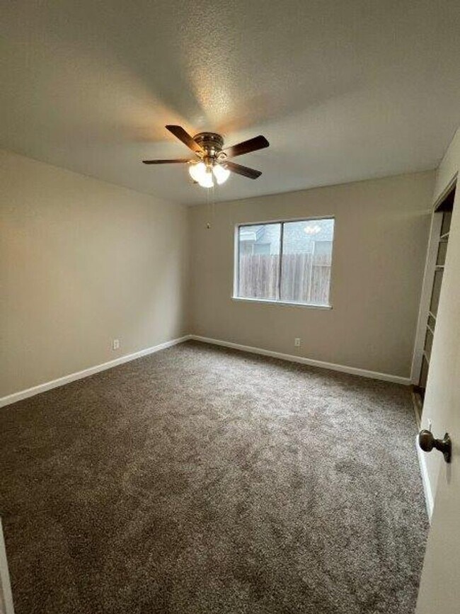 Building Photo - Fabulous 3 Bed 2 Bath home in the Heart of Elk Grove