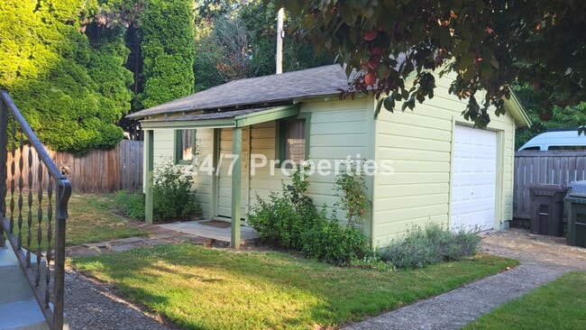 Building Photo - Charming 2 BD | 1 BA West Linn Cottage - R...