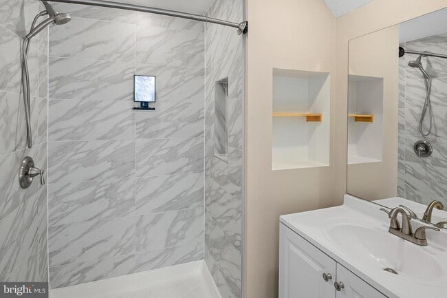 Building Photo - 4621 Greenhill Ave