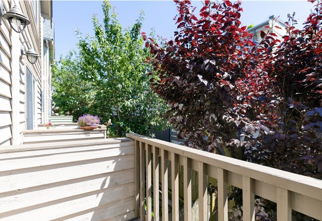 Building Photo - Wonderful 3 bed Townhome w/garage in Northgate! AVAILABLE 10/7/2026!