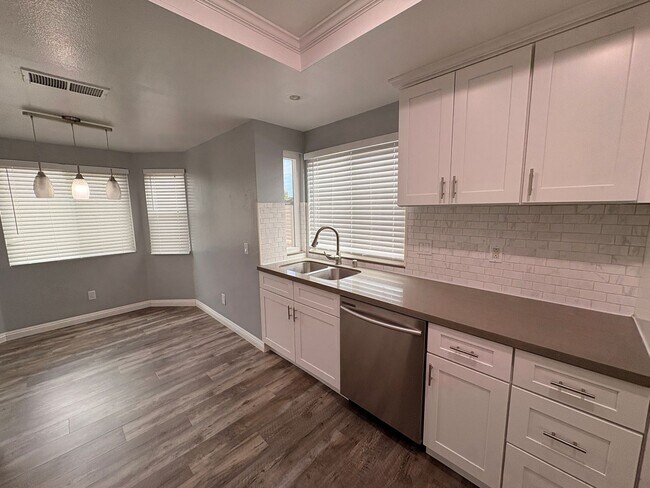Building Photo - 3 Bed, 2.5 Bath in Ontario!