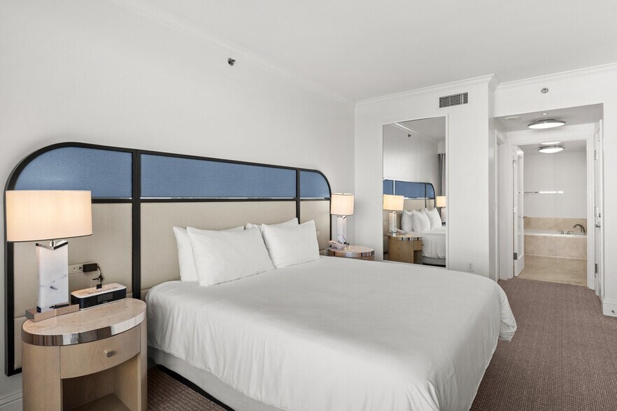 Building Photo - 4441 Collins Ave