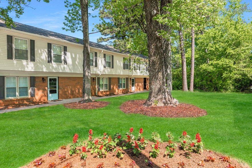Building Photo - Tryon Forest Apartments