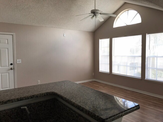 Building Photo - 1055 S Hiawassee Rd