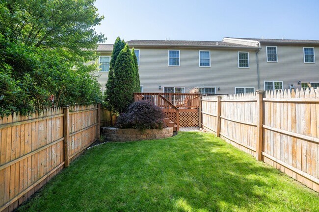 Building Photo - Beautiful 3 Bedroom Bridgeport Townhome!