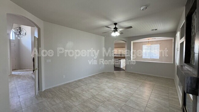 Building Photo - 491 W Ebony Way