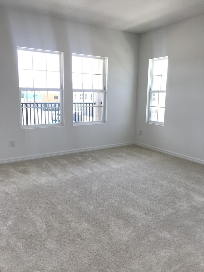 Building Photo - TWO BEDROOM TOWNHOUSE WITH LOFT AND PRIVTE...