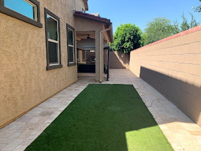 Building Photo - 4 BEDROOM PLUS LOFT, BUILT IN BBQ WITH COMMUNITY POOL