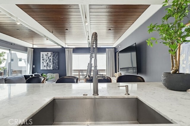 Building Photo - 6713 E Ocean Blvd