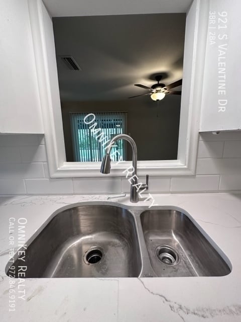 Building Photo - 921 S Valentine Dr