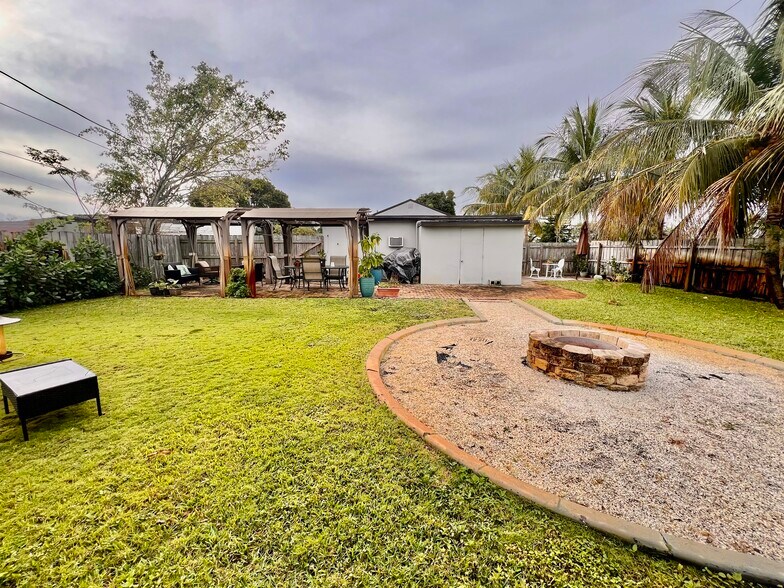 Building Photo - 723 W Palm St