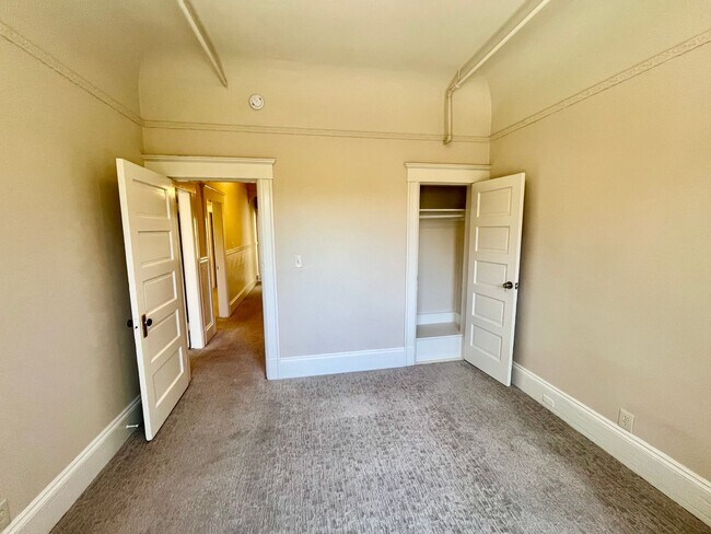 Building Photo - PM0484