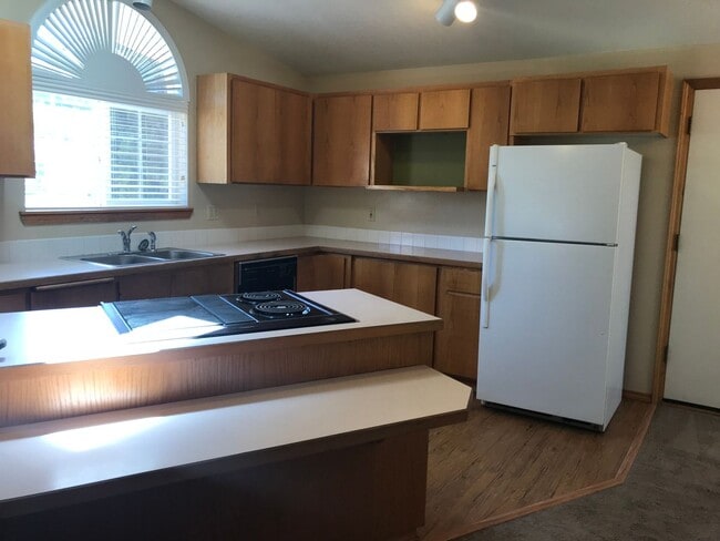 Building Photo - Single level home in NE Bend with huge yard!