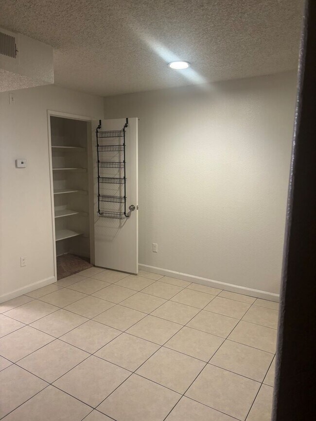 Building Photo - Beautiful Condo for Rent and Sale