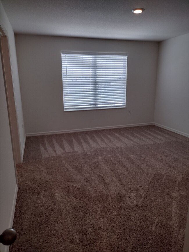 Building Photo - Beautiful 4 bedroom 2.5 Bathroom House For...