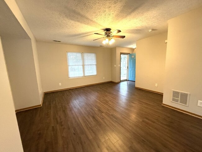 Building Photo - Beautiful 3 Bedroom Single Family Home in ...