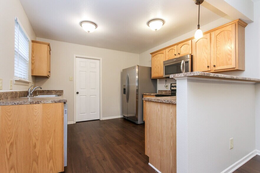 Building Photo - 1351 Brooks Dr