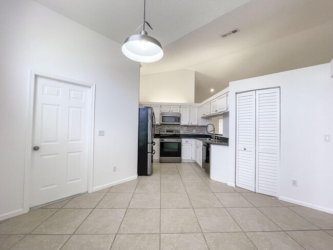 Building Photo - 252 Moccasin Trail W