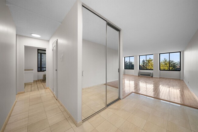 Building Photo - 300 Winston Dr