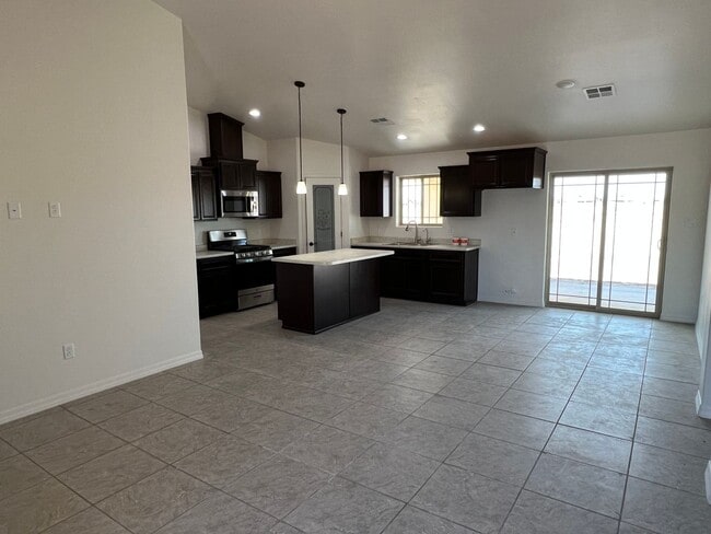 Building Photo - 3 Bedroom Split Floor Plan with 2 bathroom...