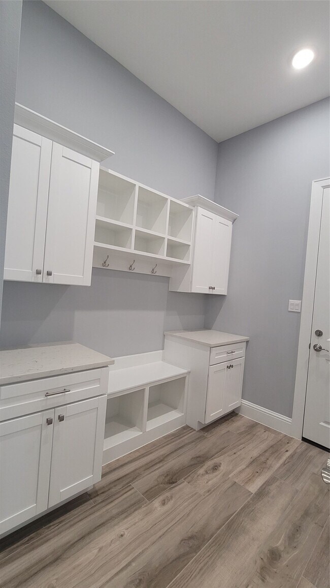 Building Photo - 9729 Neuens Rd