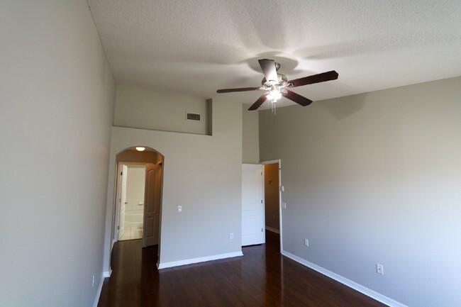 Building Photo - Spacious 3-Bedroom Townhome in Gated Kings...