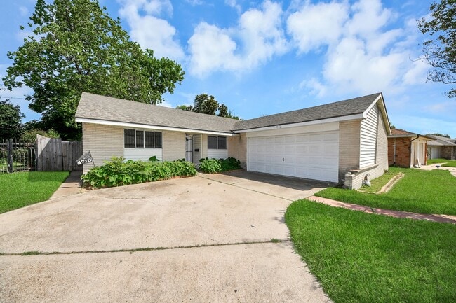 Building Photo - 4710 Lotus St