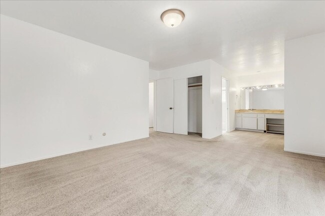 Building Photo - Four Bedroom in Oak Hill Oaks