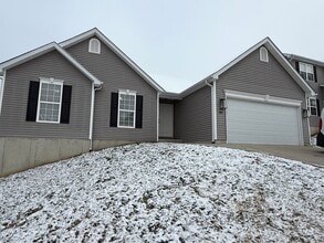 Building Photo - Private Charming Home!