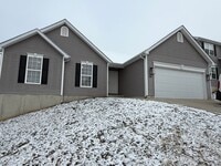 Building Photo - Private Charming Home!