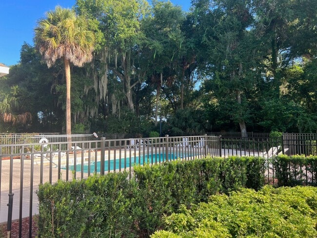 Building Photo - Fabulous 4/2 in Spring Glen Debary!