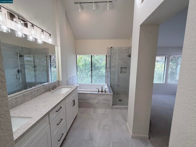 Building Photo - 801 Lakemont Pl