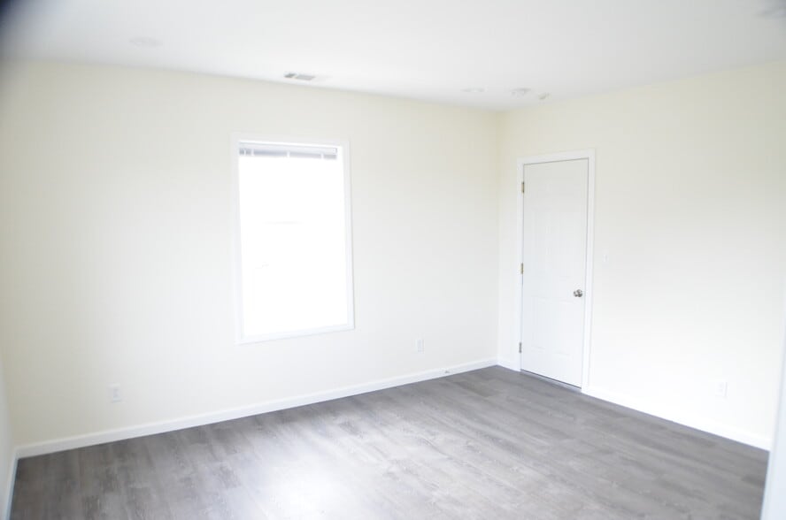 Building Photo - 563 Burritt St