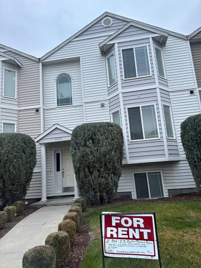 Building Photo - 2 Bedroom, 2.5 bath townhome in West Pasco with Bonus Office space