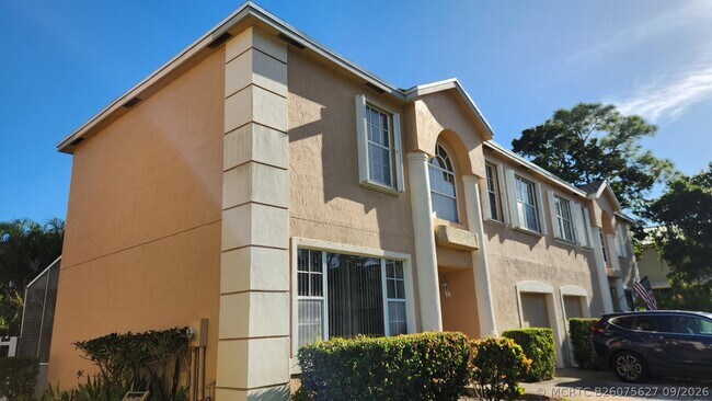 Building Photo - 271 Live Oak Ln