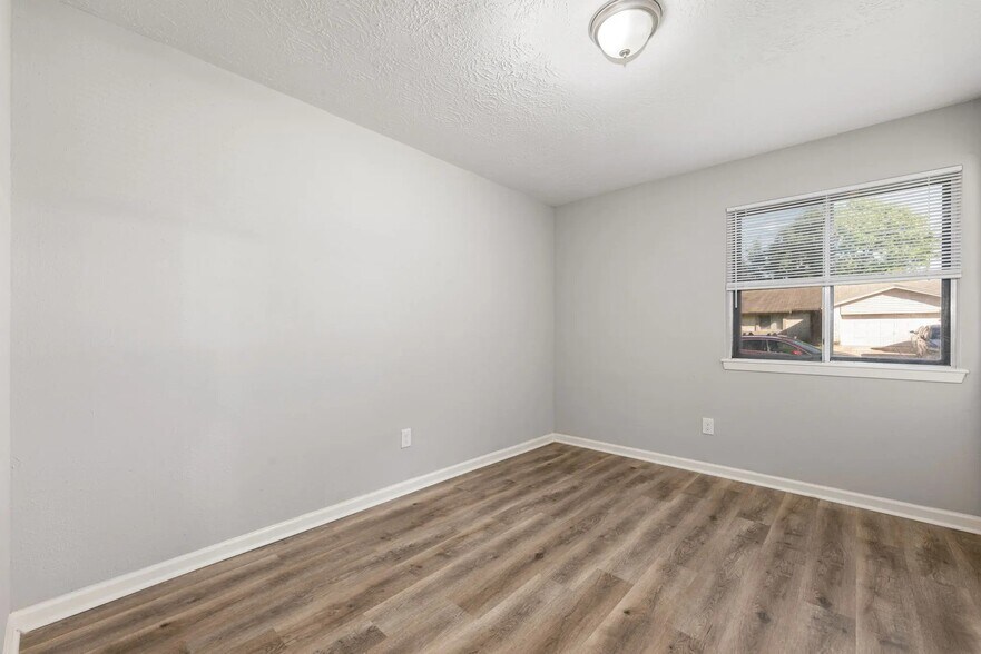 Building Photo - 9806 Thrush St