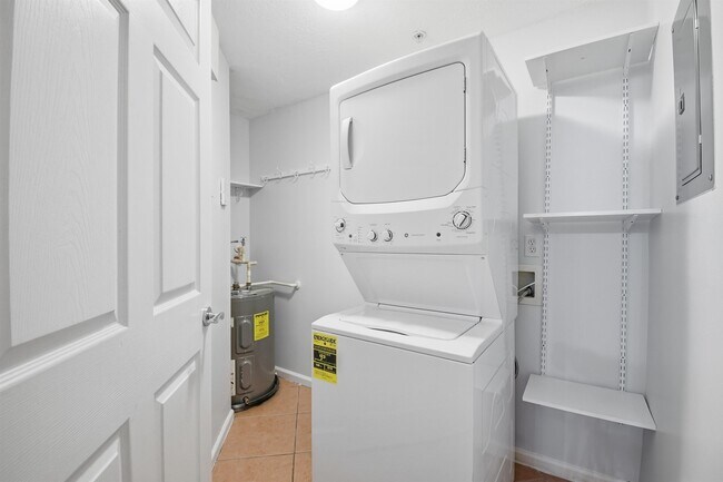 Building Photo - 2005 Mariposa Vista Ln