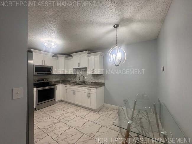 Building Photo - 2 Spacious Bedrooms and 2 Modern Bathrooms...