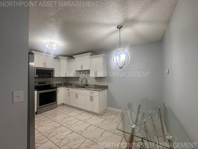 Building Photo - PRICE REDUCED FOR QUICK MOVE IN!! 2-2 Home...